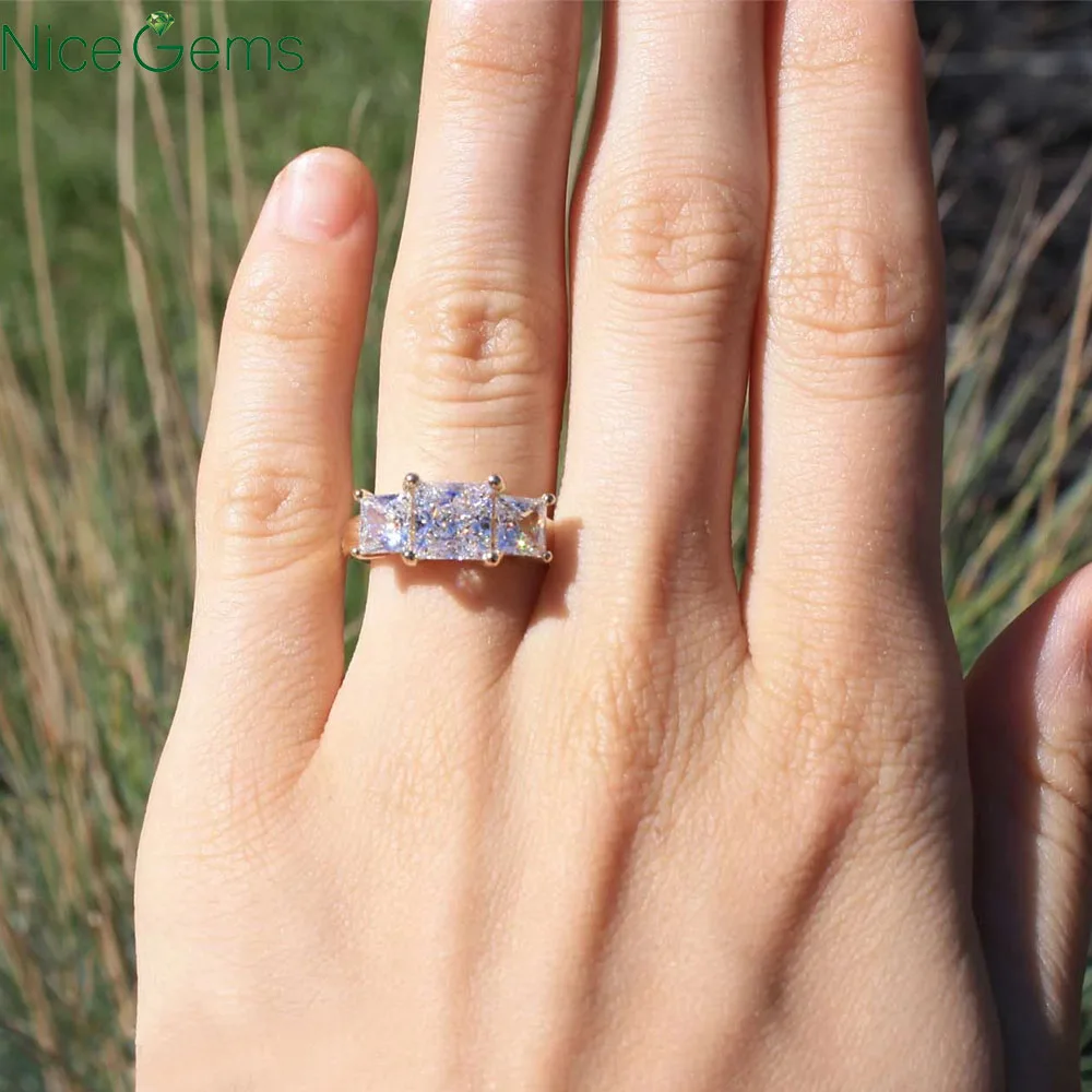 Обручальное кольцо NiceGems желтое золото 14 карат с бриллиантами в центре тремя