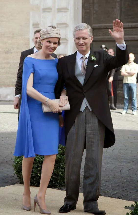 

Royal Blue Mother Of The Bride Dresses with Cape Knee length Short Wedding Party Celebrity Gowns vestido de madrinha farsali