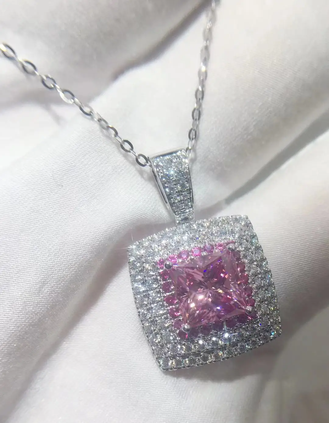 

VVS D Color 18K Gold Au750 Square Shaped 2 Carat Pink Moissanite Ladies Necklace