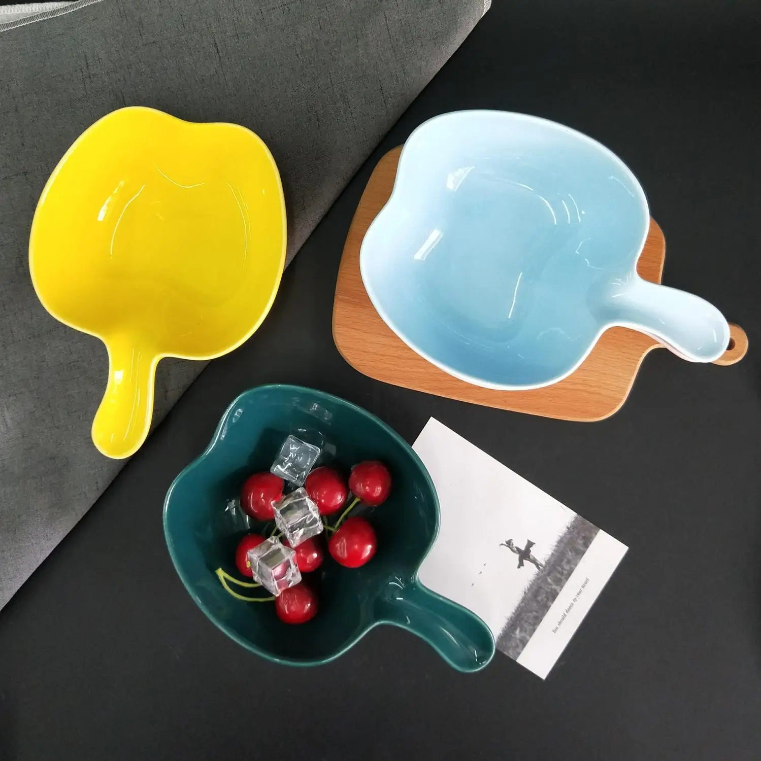 

Nordic Apple Shape Ceramic Dinner Plate Irregular Porcelain Handle Plate Solid Glaze Salad Bowl Snack Dishes Plate Baking Tool