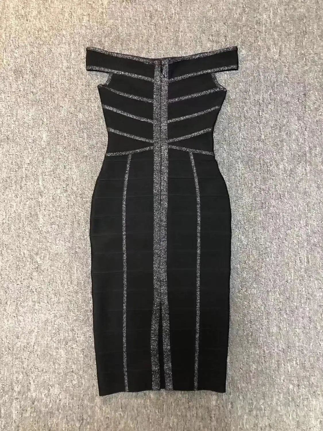 Женское вечернее платье до колен черное облегающее с открытыми плечами в стиле