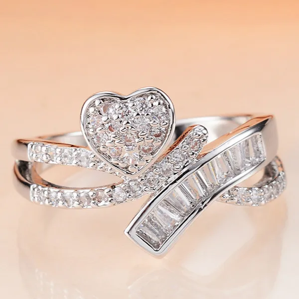 Женское кольцо белое золото инкрустированное цирконием в форме сердца
