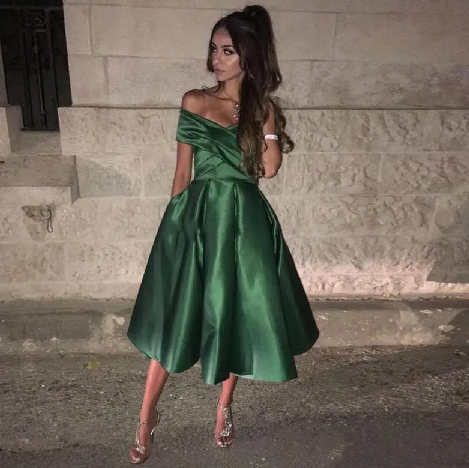Элегантный темно зеленый Короткие Выпускные платья с открытыми плечами атласное