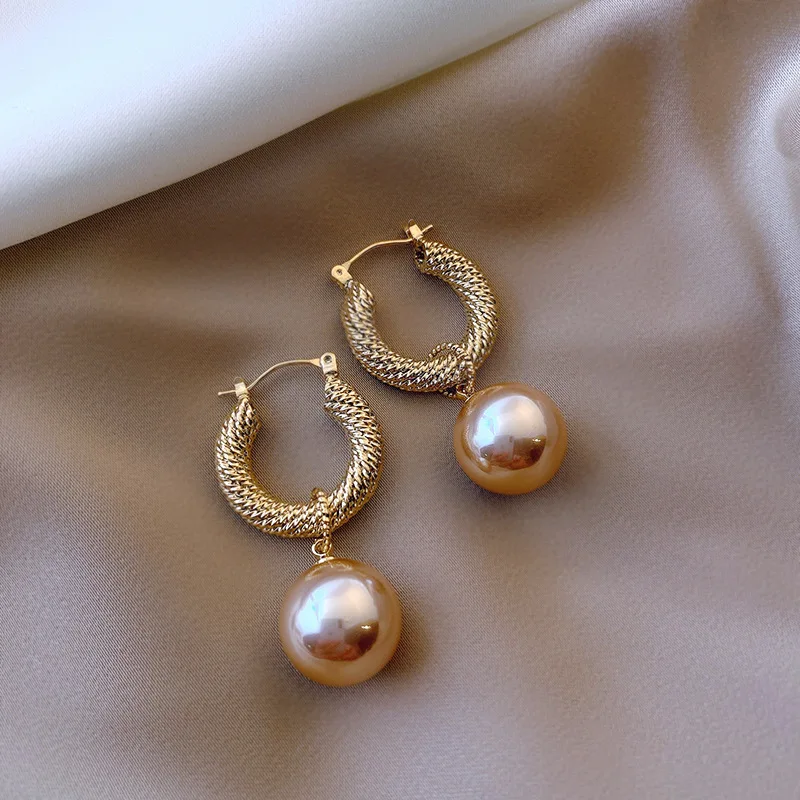 

2021 New Arrival Dominated Fashion Fine Pearl Drop Earrings Contracted Senior Geometric Metal Temperament Women Unusual Earrings