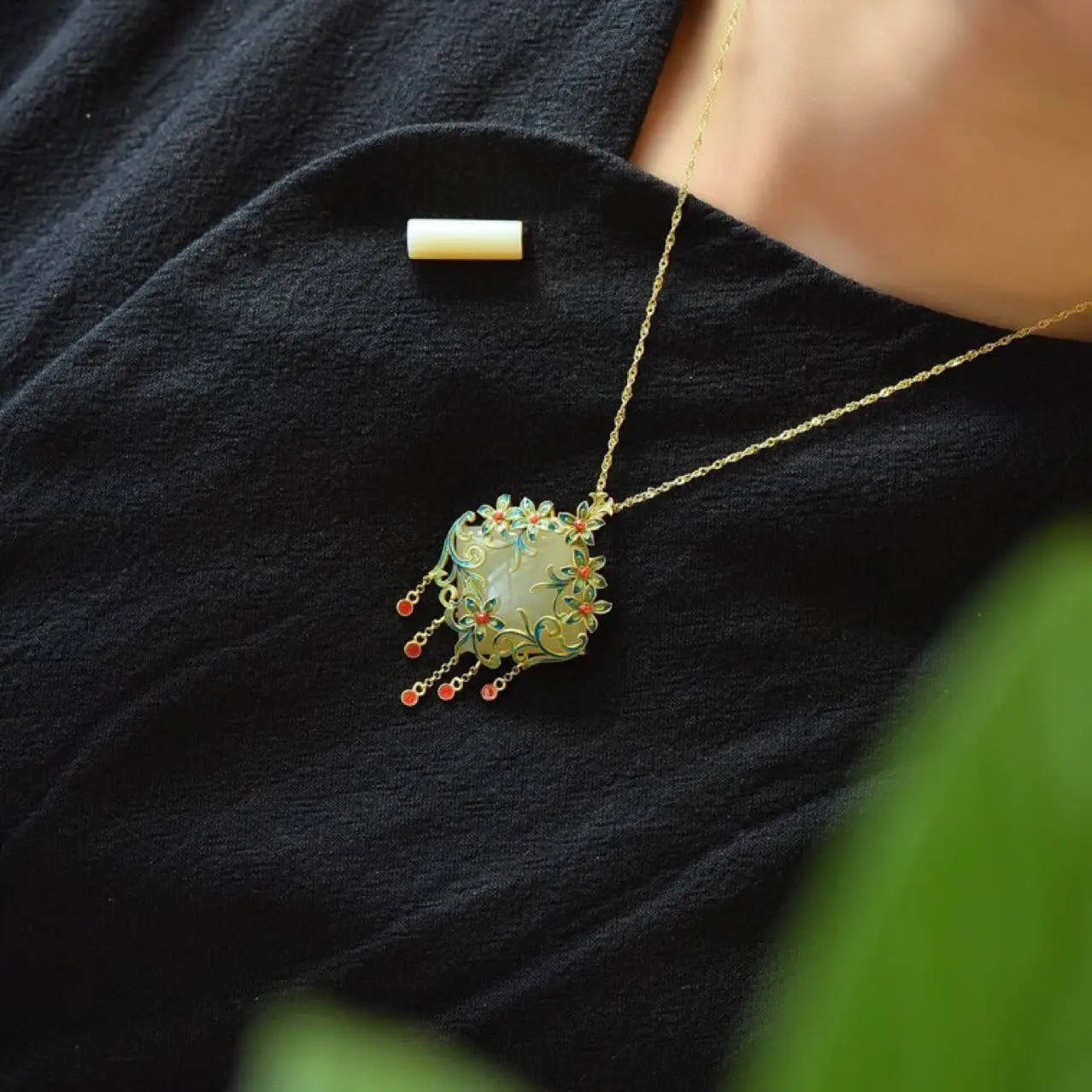 

Ancient gold craftsmanship inlaid natural Hetian Yunan red tourmaline flower tassel necklace pendant exquisite jewelry