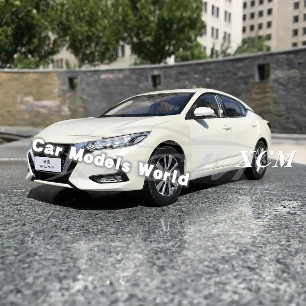 Литая под давлением модель автомобиля для Sylphy 1:18(белый)+ маленький подарок
