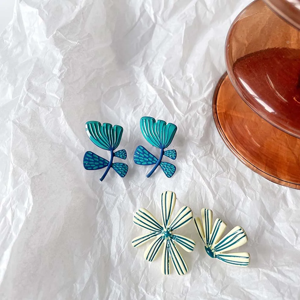 

Sweet Asymmetrical Retro Flower Earrings Exaggerated Small Fresh Line Earrings Clip Fashion Holiday Jewelry