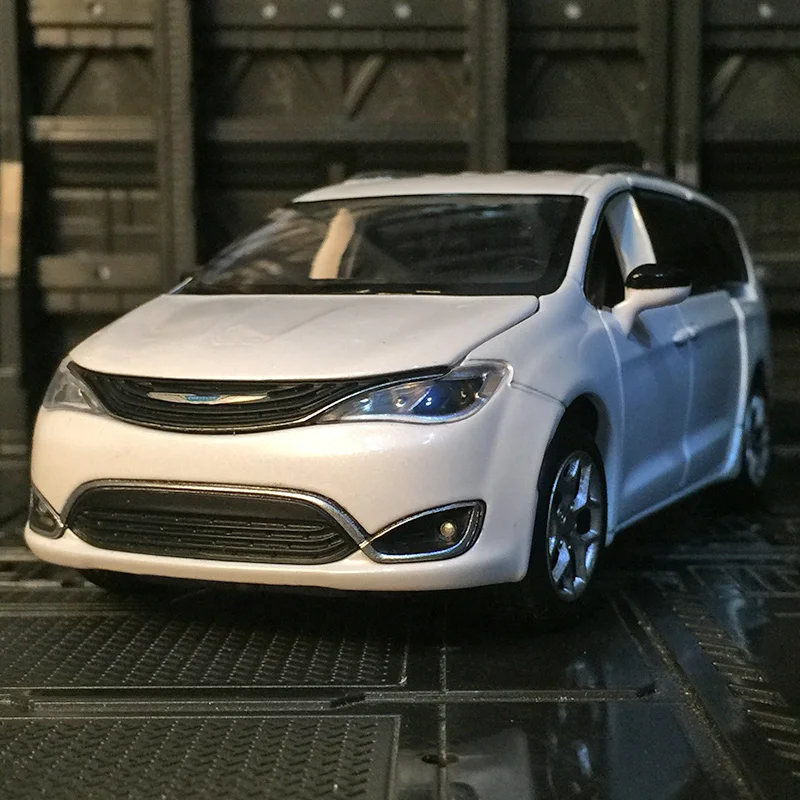 

Модель автомобиля Chrysler Grand Voyager из сплава в масштабе 1:32, модель автомобиля в деловом стиле, металлическое украшение, игрушка для мальчика со ...