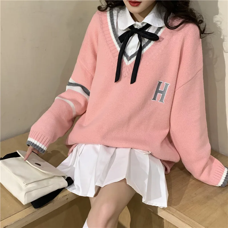 

Женский свитер с воротником «Питер Пэн» и V-образным вырезом