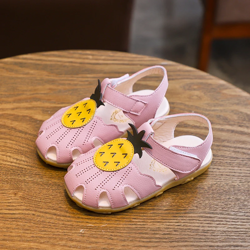Сандалии с закрытым носком для девочек летняя обувь маленьких принцесс мягкой
