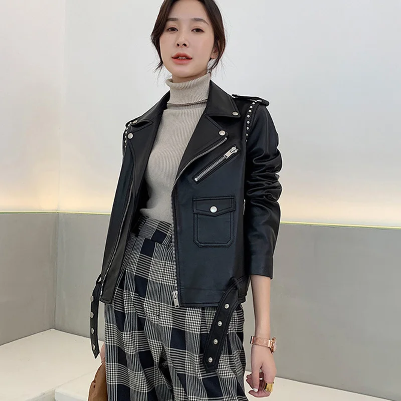 Женская кожаная куртка с заклепками черная облегающая байкерская из