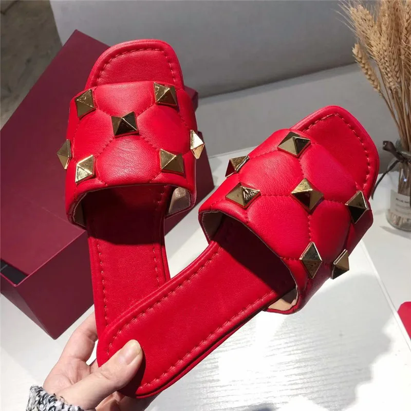 

2021 Hot latest ladies slippers fashion leather ladies slippers rivet wear-resistant letters ladies sandals