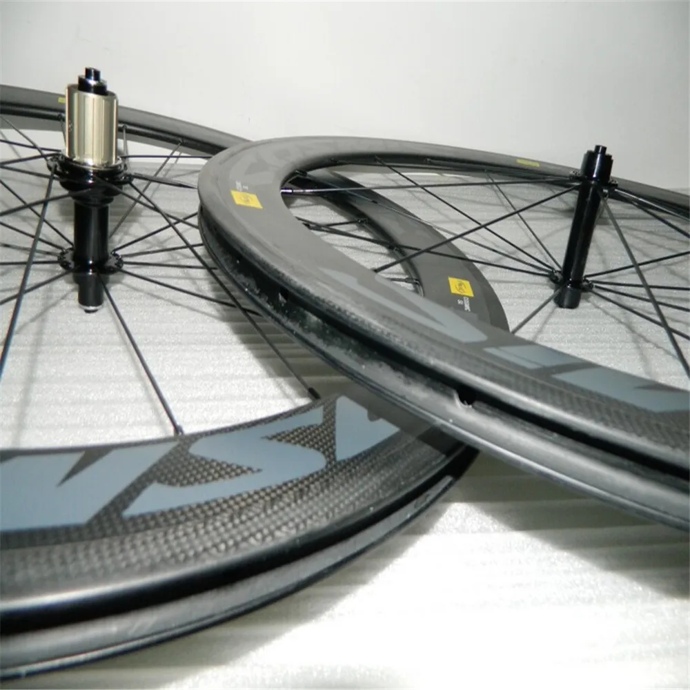 

Дорожный велосипед с серым логотипом Cosmic Carbon Wheels Clincher 60 мм Глубина 23 мм ширина, велосипедная углеродная колесная пара