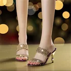 Женские туфли в Корейском стиле Стиль с украшениями в виде кристаллов Стразы шлепанцы без задника с открытыми пальцами; Летние женские сандалии-шлепанцы 2020, высокое качество, на каждый день; Комплект из золотистых туфель C0045