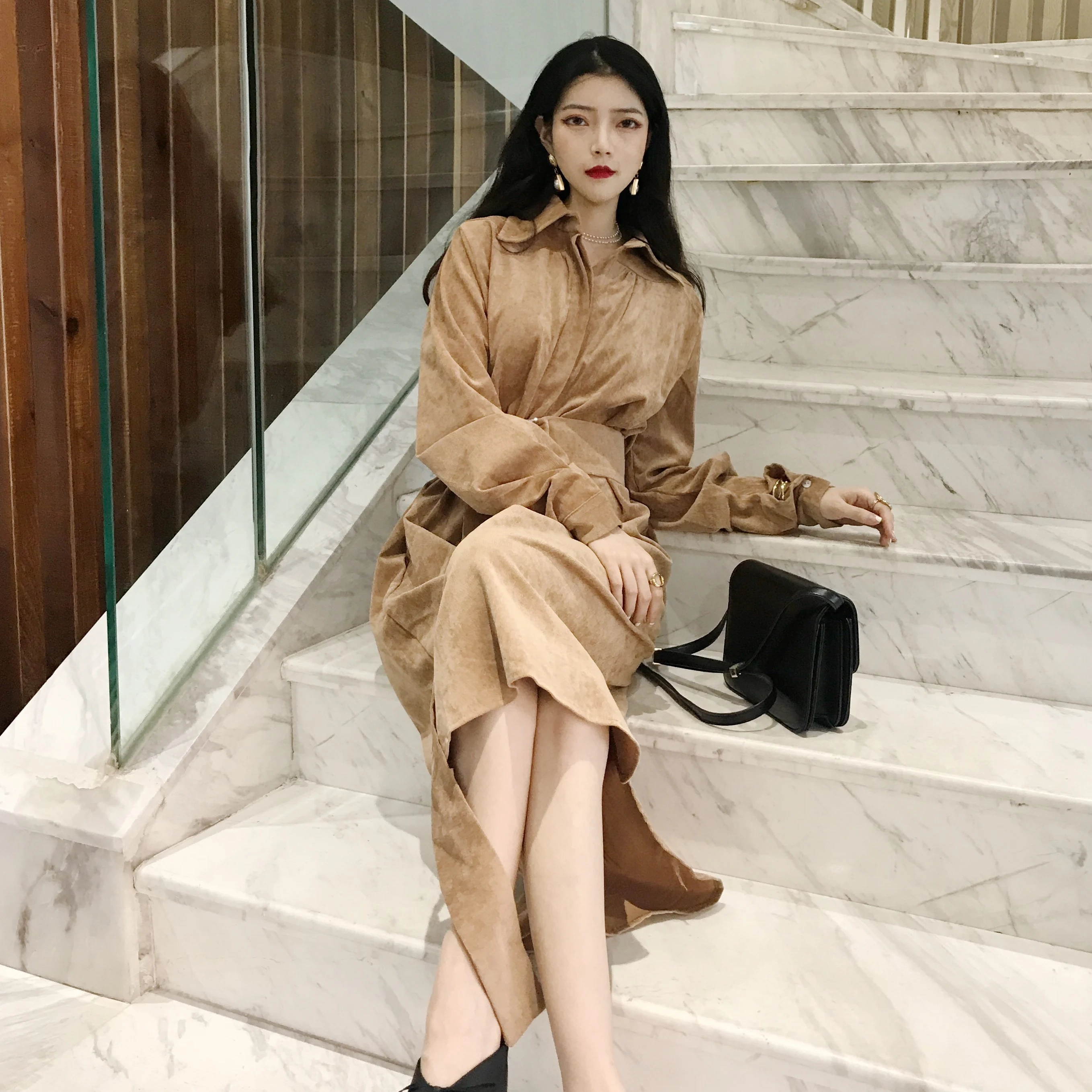 Женское вельветовое платье с поясом однотонное длинное трапециевидной формы