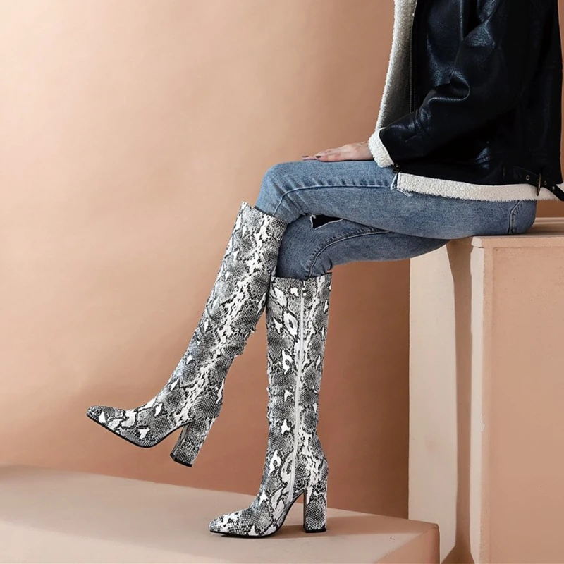 

Женские сапоги до колена, на Высоком толстом каблуке, с острым носком, со змеиным узором, большие размеры, 2020