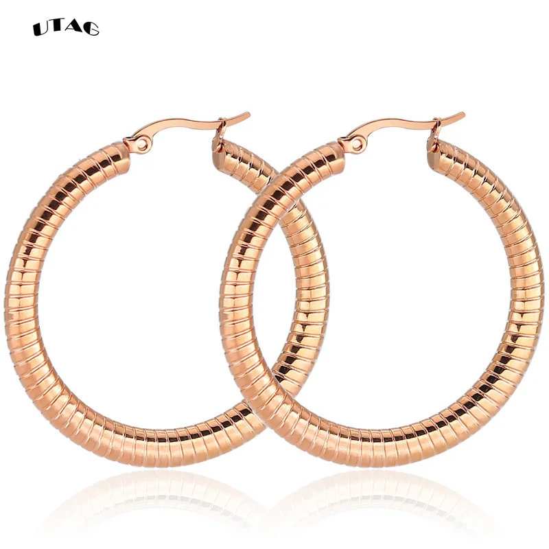 Серьги-кольца UTAG Huggie позолоченные из нержавеющей стали средней толщины |