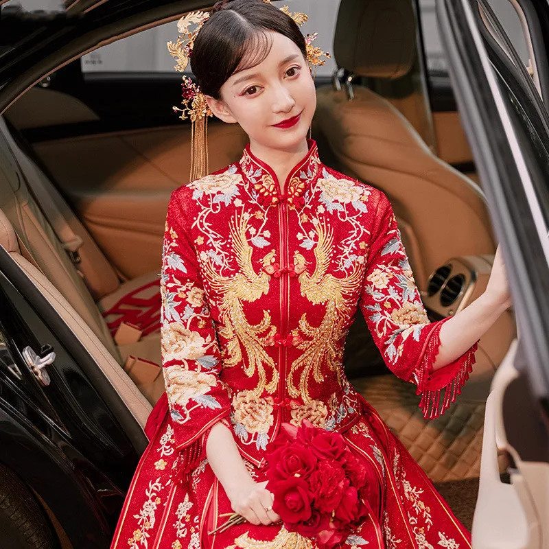 

Traditional Retro Chinese Refined Stylish Marry Cheongsam High Quality Gold Phoenix Flower Embroidery Bride Groom Wedding Dress