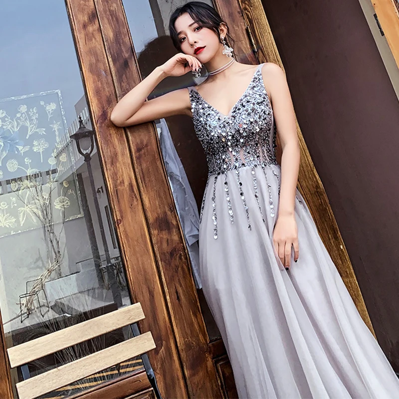 Женское вечернее платье с V образным вырезом It's Yiiya серое длинное блестками и