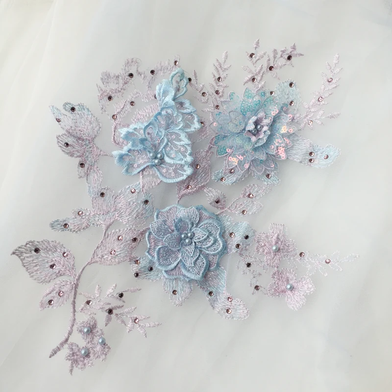 Кружевная аппликация фиолетового и розового цветов с вышитыми блестками цветами