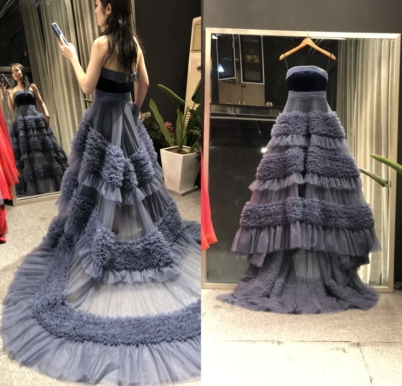 

Темно-синее плиссированное платье-трапеция без рукавов, со шлейфом