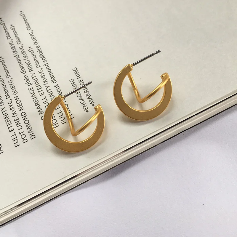 Матовые серьги-гвоздики C-ring twist design sense small circle | Украшения и аксессуары