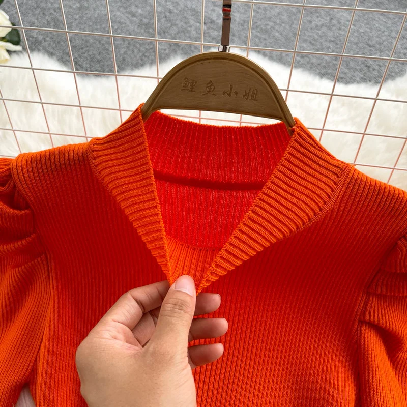 Платье-свитер с высоким воротником и пышными рукавами корейские однотонные