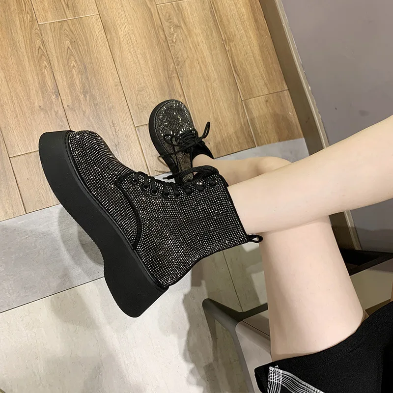 

Зимние женские ботильоны в австралийском стиле Серебристые зимние ботинки Стразы Кристальные блестящие женские ботинки мартинсы на меху д...