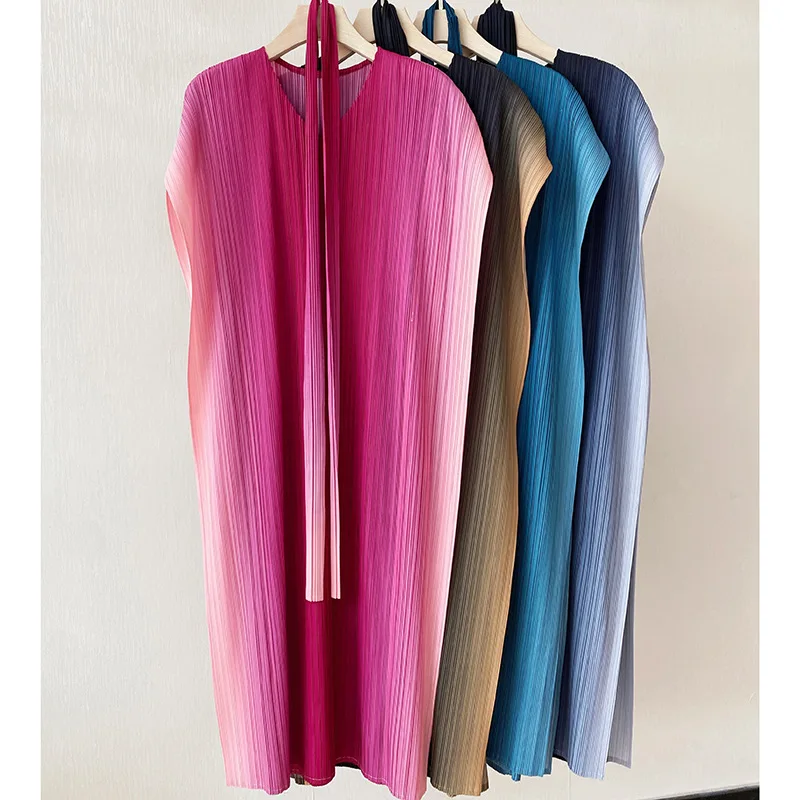 

Plus Size Dress 2021 Summer For Women 45-75kg New V-Neck Short Sleeved Gradient Colour Stretch Miyake Pleated Loose Dresses Midi