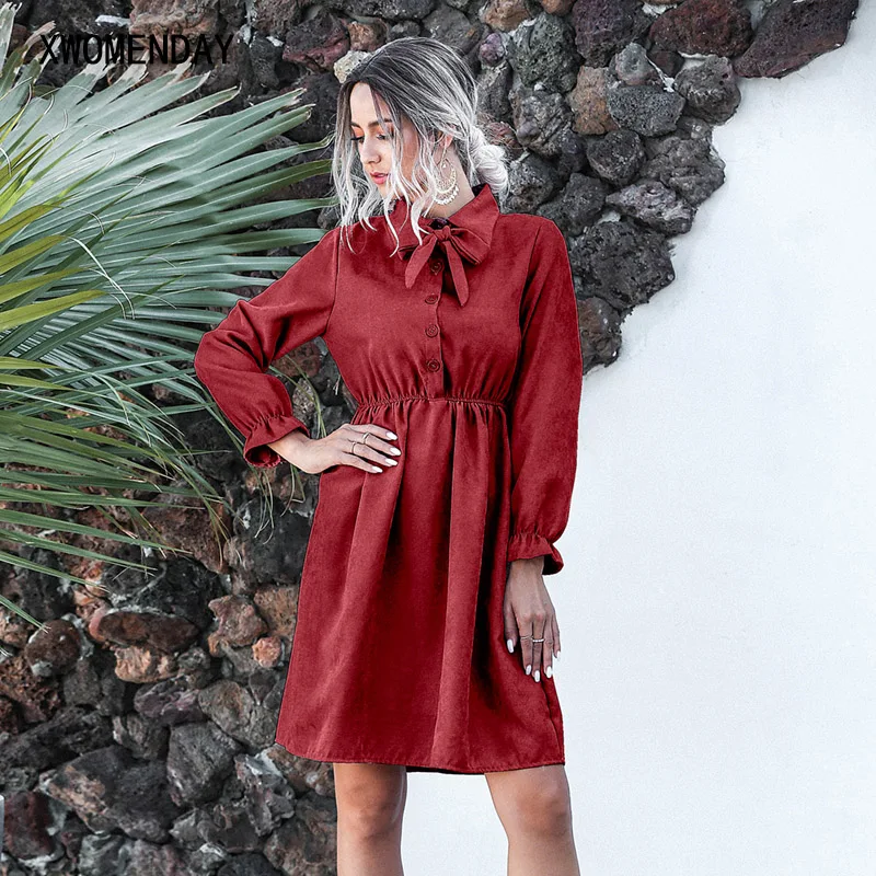 Женское платье с длинным рукавом бордовое простое отложным воротником и