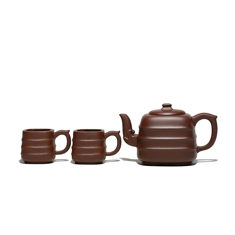 

Yixing purple clay teapot is handmade by Chang Yuehong