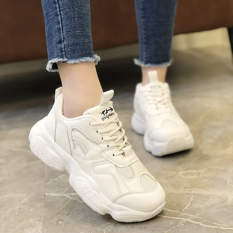 

Летняя уличная спортивная легкая Вулканизированная обувь, новинка 2021, белые, модные женские повседневные кроссовки на шнуровке, удобные, ма...