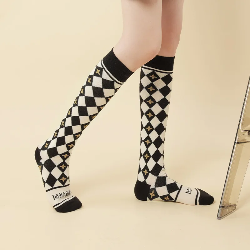 

Самые модные школьные белые и черные чулки для девочек-подростков