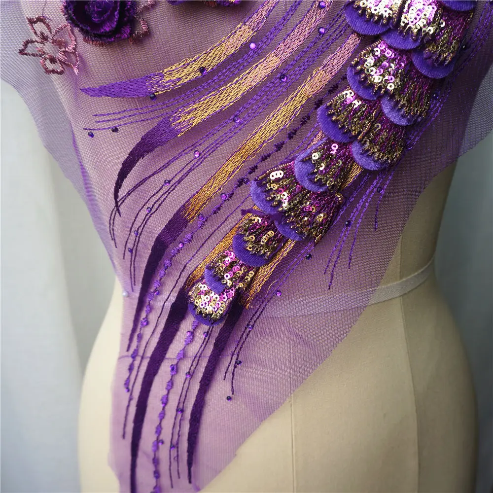 Кружевная ткань с фиолетовыми цветами блестками и кисточками вышитая аппликация