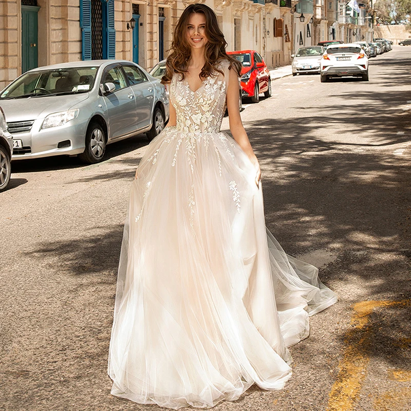 

Шикарное свадебное платье А-силуэта с V-образным вырезом