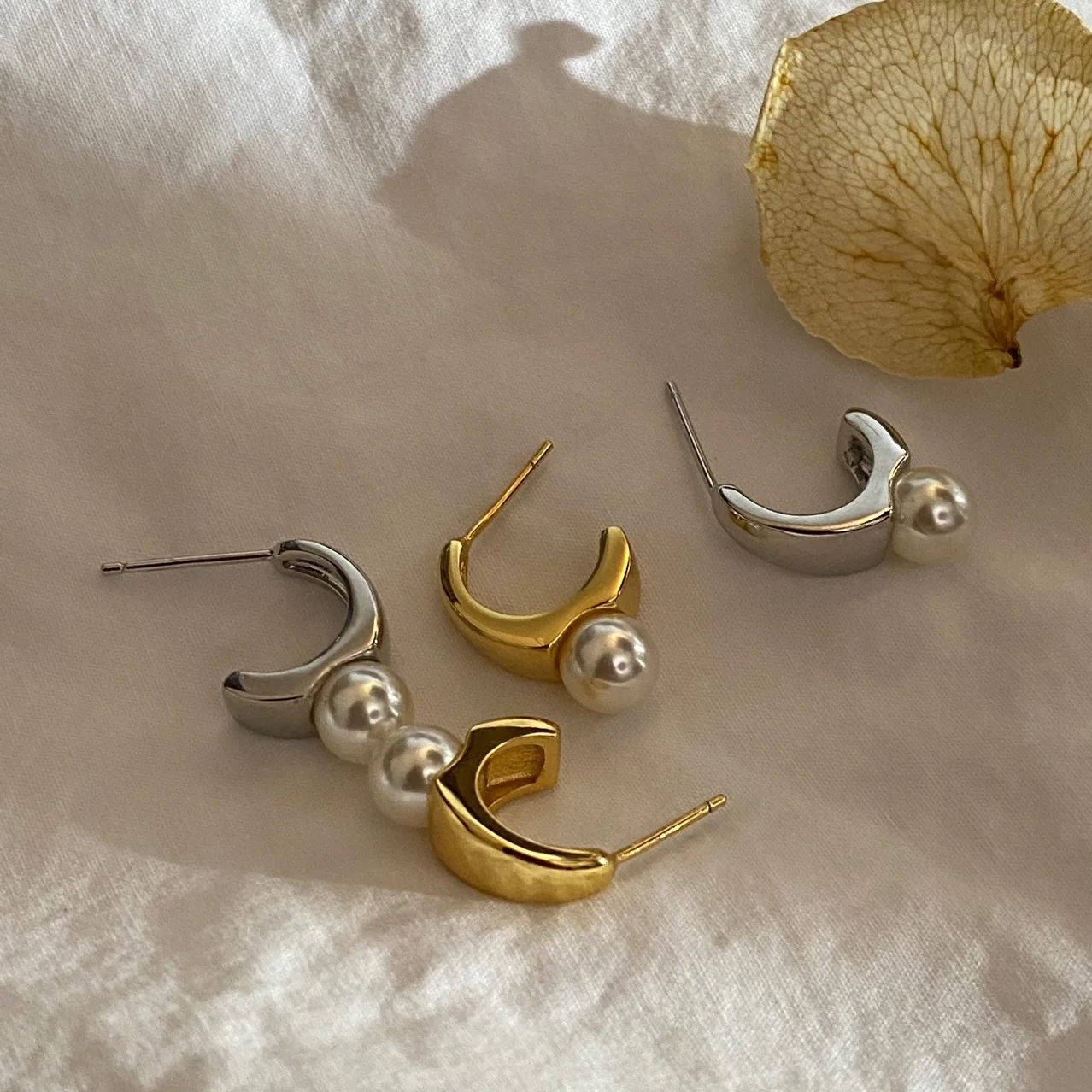 

Simple water drop earrings female Korean version sweet pearl earrings earrings female fashion design