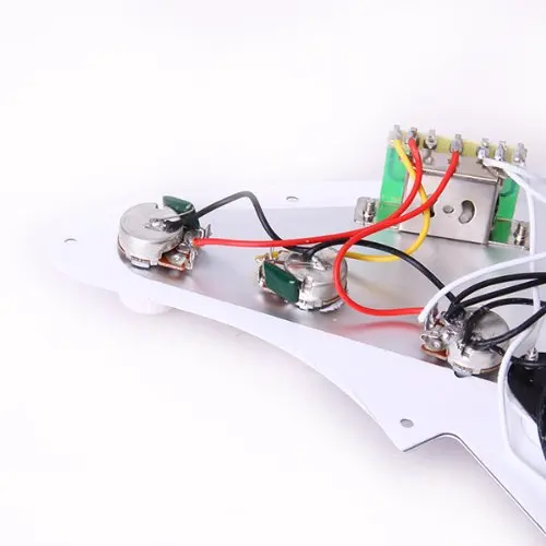 Электрогитара Pickguard загружен Prewired пикапы 11 отверстие 3 однокатушечная красная |