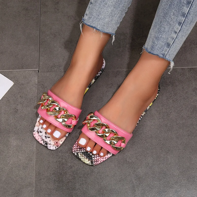 

2021 Summer Women Slippers Fashion Python Pattern Flat Slippers Women Outdoor Metal Chain Beach Shoes 35-43 Large Size Sandals