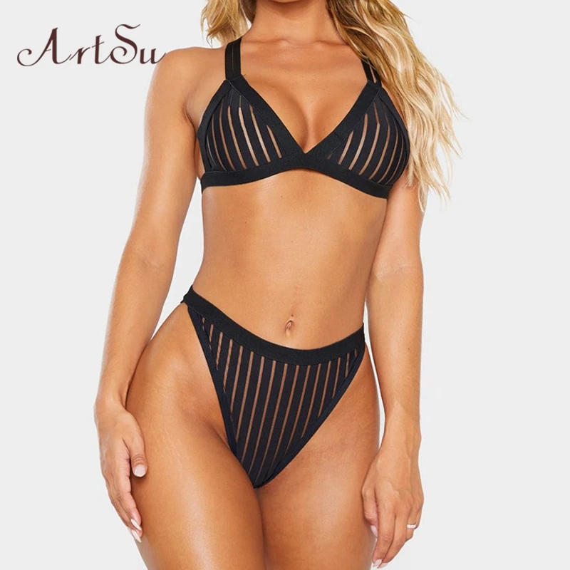 Комплект женского кружевного нижнего белья из бюстгальтера и