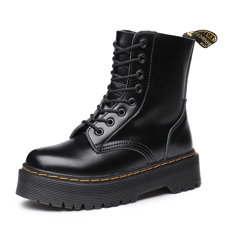 Женские ботинки на плоской платформе мотоциклетные массивной подошве модные