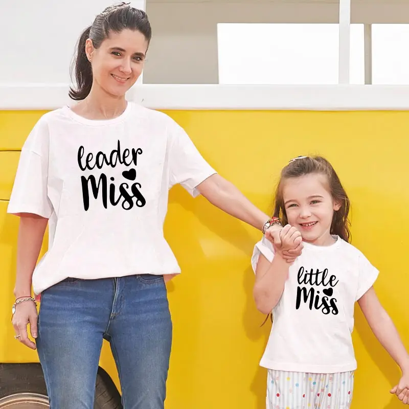 

Новинка 2021, теплая одежда для мамы и дочери, футболка с коротким рукавом для мамы и дочки, черная футболка с простым принтом