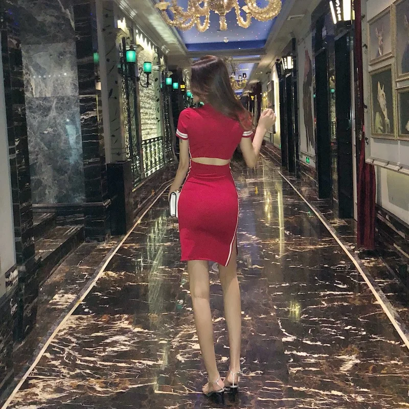 Женское вечернее платье облегающее в полоску с коротким рукавом и разрезом