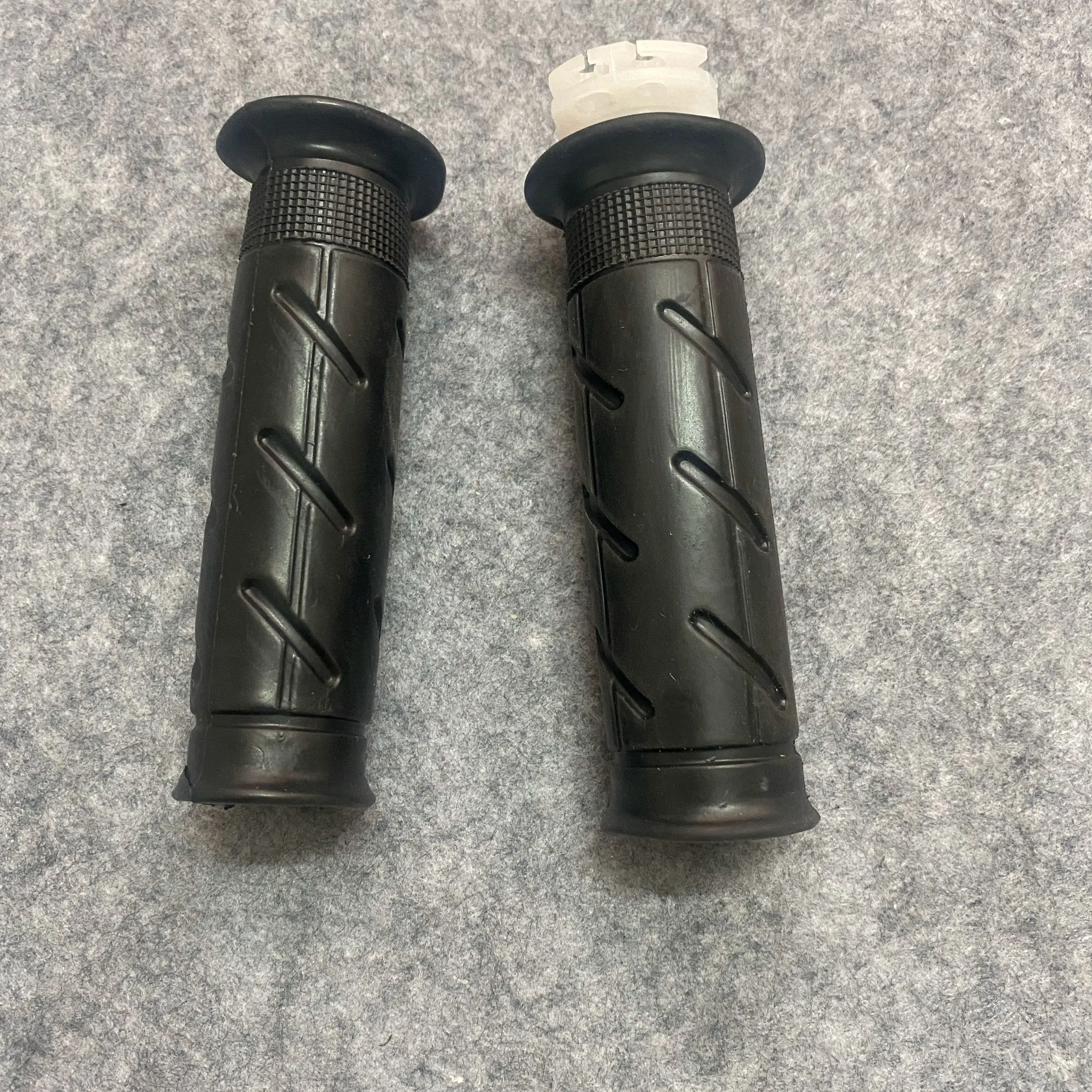 

Pair 7/8'' Motor Left&Right Handlebars Hand Grips for CBR250 CBR300 CBR600 F5 CBR1000 RR CBR1100XX CBR400 CBR500