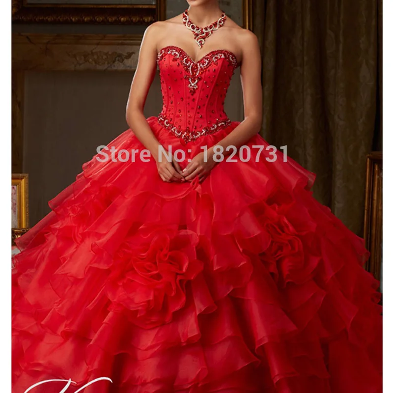 Женское бальное платье без рукавов красное блестящее с оборками украшенное