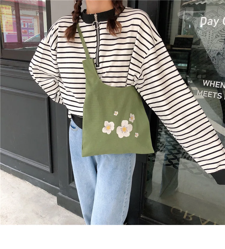 Женская холщовая сумка мессенджер с цветочным принтом однотонная зеленая