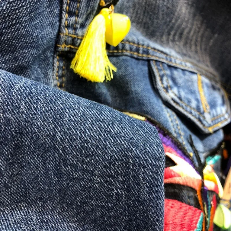 Женская джинсовая куртка с вышивкой в стиле пэчворк и бабочками приталенная