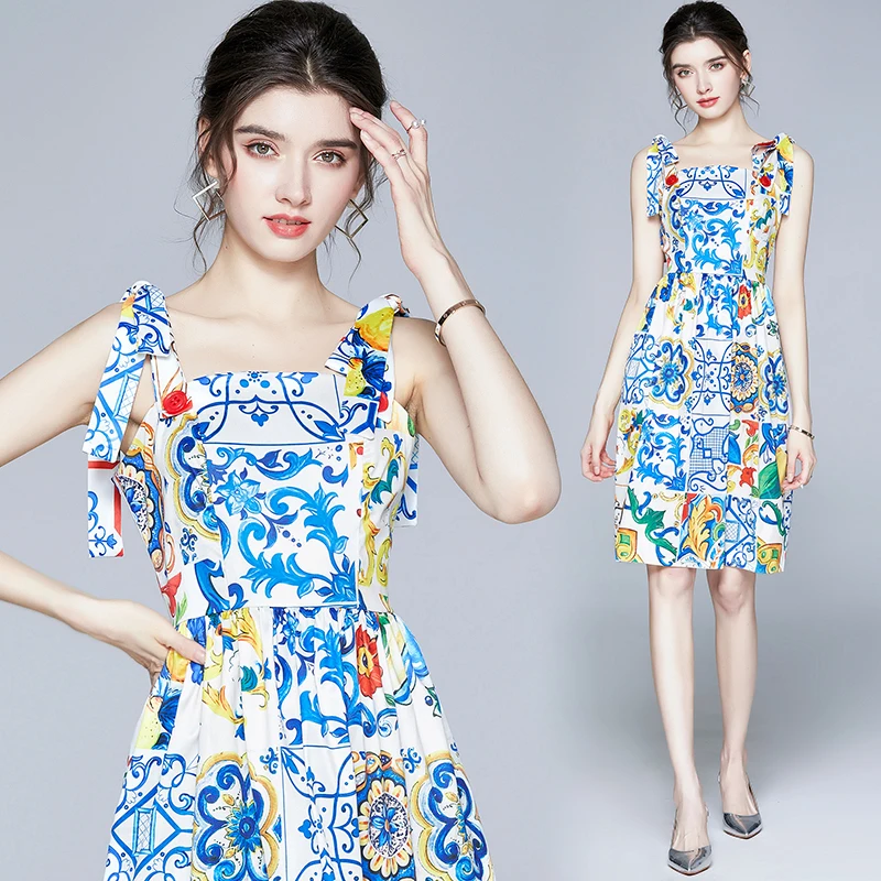 

Летнее женское платье без рукавов на шнуровке с большим бантом и принтом в виде корта из белого и голубого фарфора