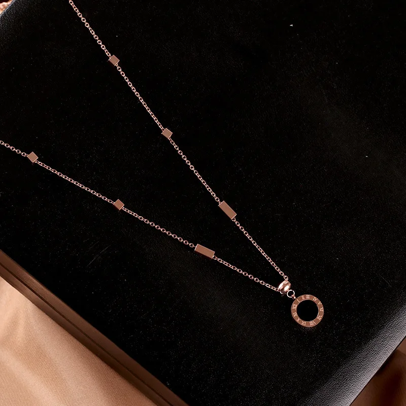 

Fashion titanium steel round black and white pendant female wild temperament clavicle chain necklace jewelry hot sale