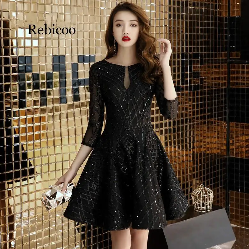 Короткое вечернее платье из блестящей ткани с круглым вырезом и коротким