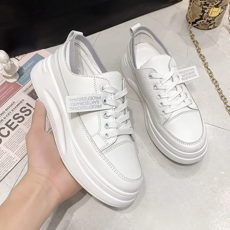 Женские массивные кроссовки белые из искусственной кожи на платформе шнуровке